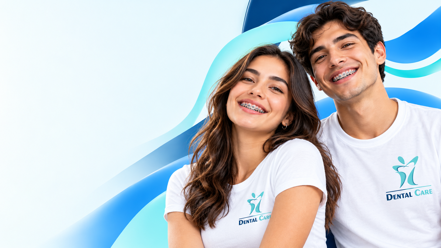 Dos jóvenes sonriendo, una de ellas con brackets